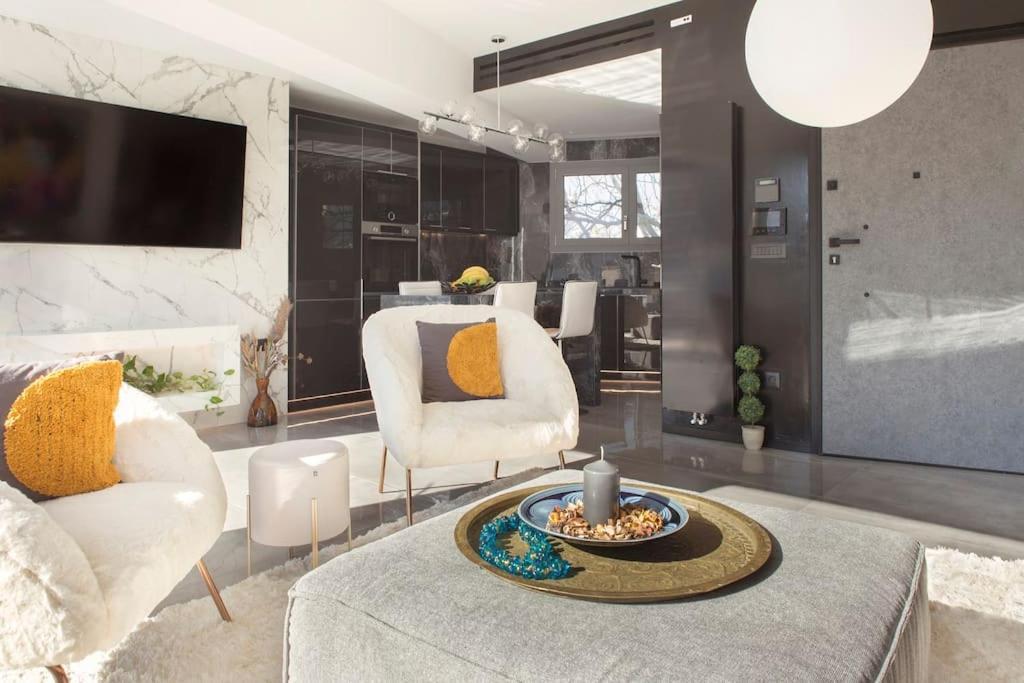 Luxury Acropolis View Apartment-Living Stone Black Pearl เอเธนส์ ภายนอก รูปภาพ