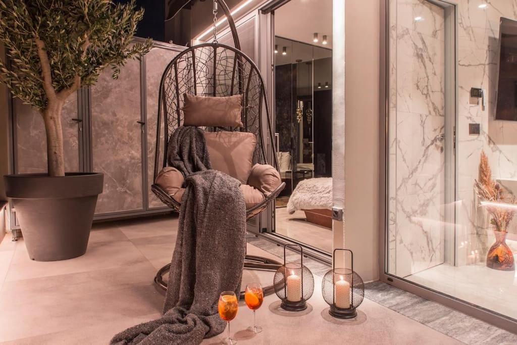 Luxury Acropolis View Apartment-Living Stone Black Pearl เอเธนส์ ภายนอก รูปภาพ