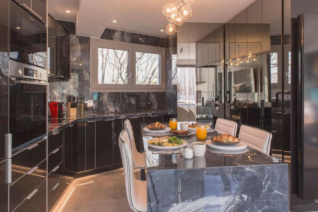 Luxury Acropolis View Apartment-Living Stone Black Pearl เอเธนส์ ภายนอก รูปภาพ