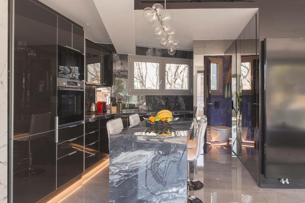 Luxury Acropolis View Apartment-Living Stone Black Pearl เอเธนส์ ภายนอก รูปภาพ