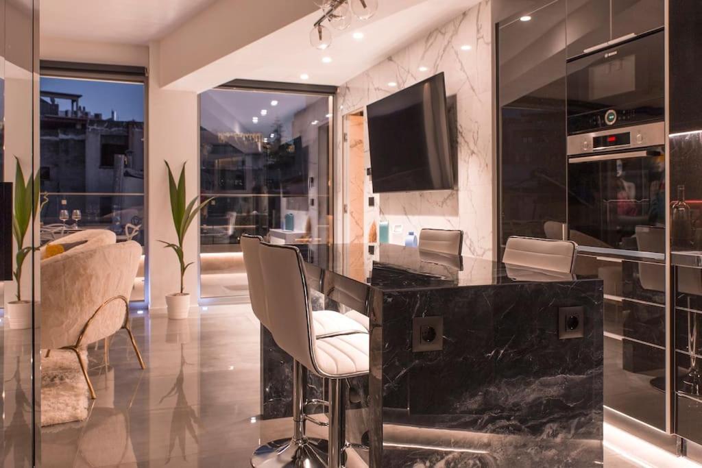 Luxury Acropolis View Apartment-Living Stone Black Pearl เอเธนส์ ภายนอก รูปภาพ