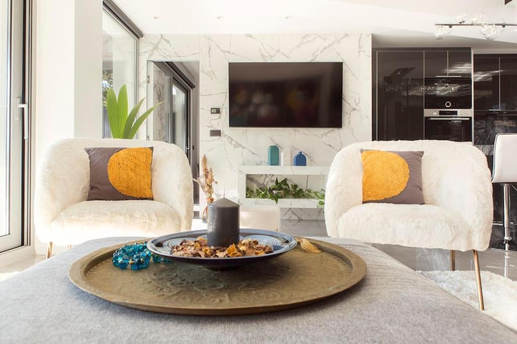 Luxury Acropolis View Apartment-Living Stone Black Pearl เอเธนส์ ภายนอก รูปภาพ