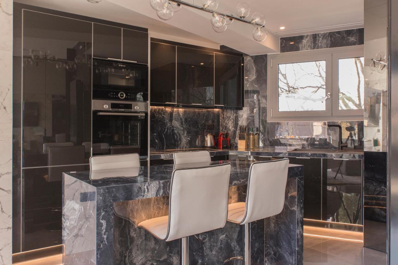 Luxury Acropolis View Apartment-Living Stone Black Pearl เอเธนส์ ภายนอก รูปภาพ